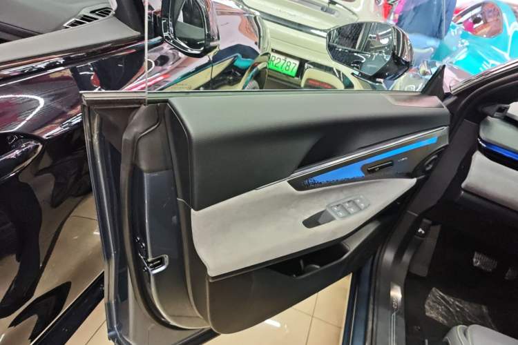 Used Lynk & Co 08 EM-P 2025 220 km All-Wheel-Drive Performance Halo
