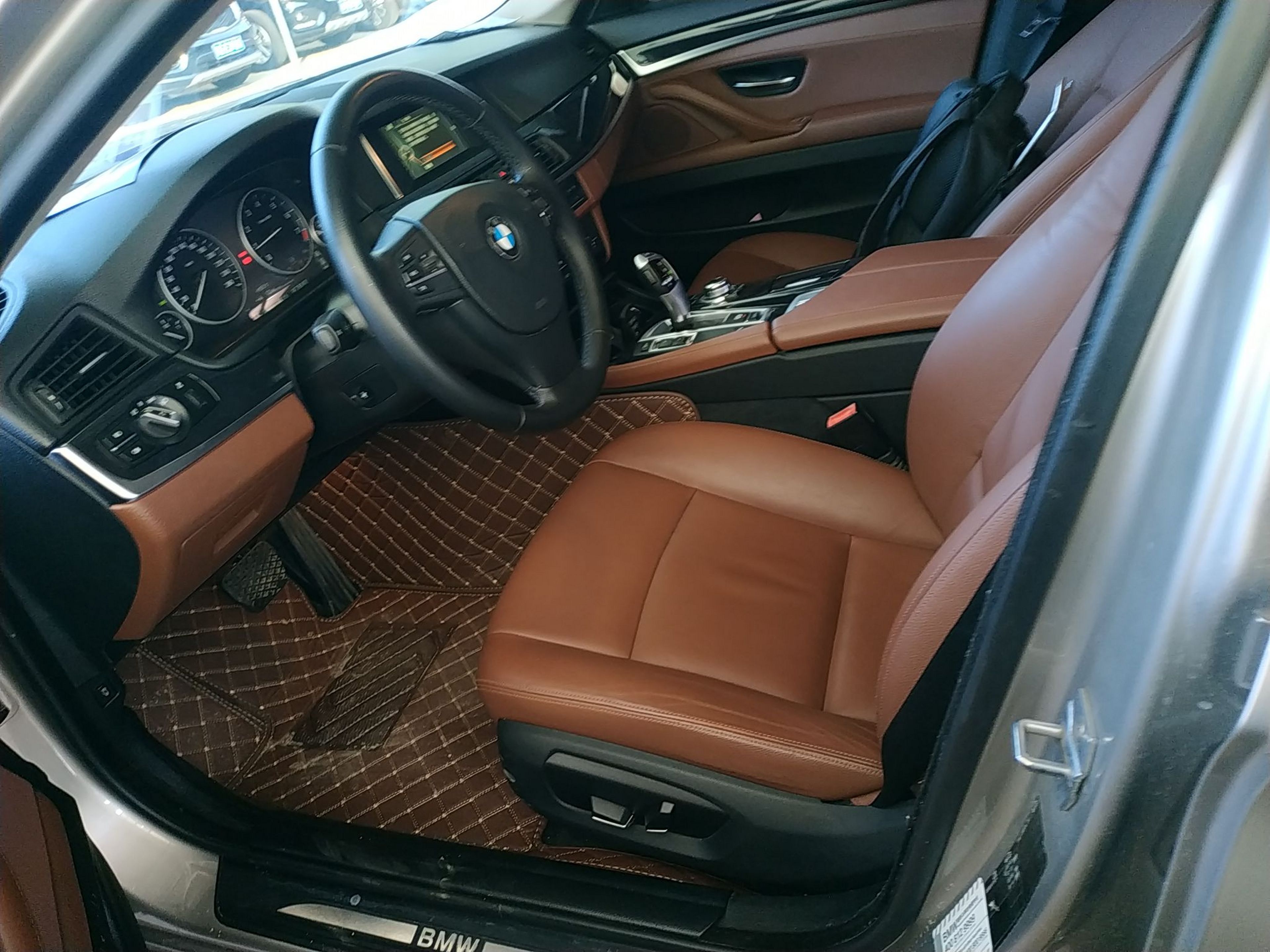 Заднее сиденье в автомобиле