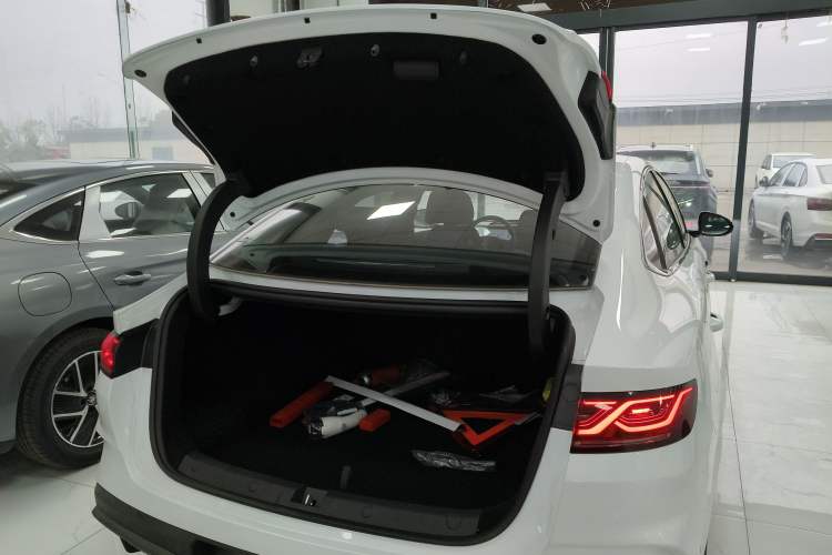 Used BYD Qin L 2025 DM-i Smart Drive 120KM Leading Model
