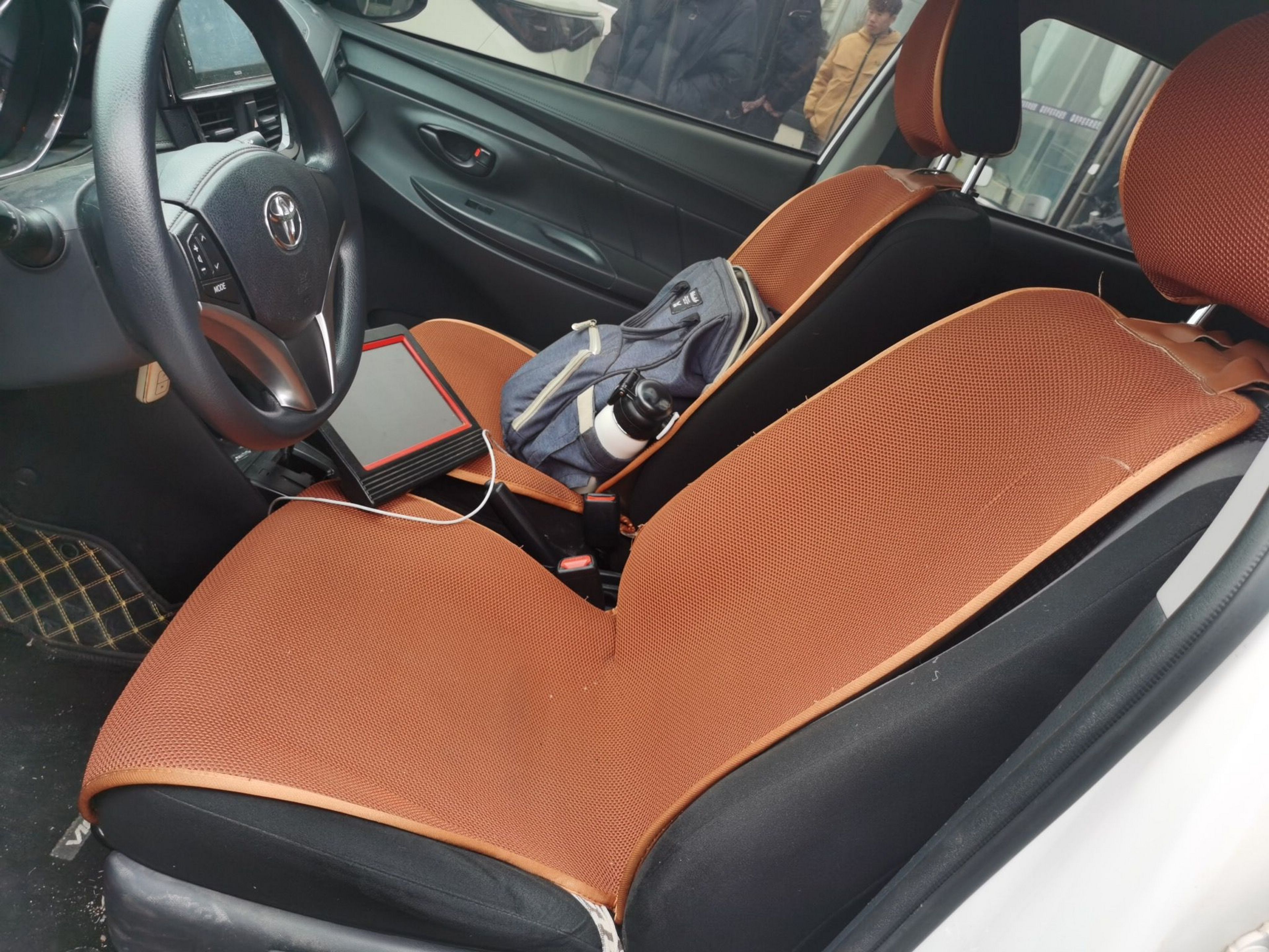 المقاعد الأمامية داخل السيارة