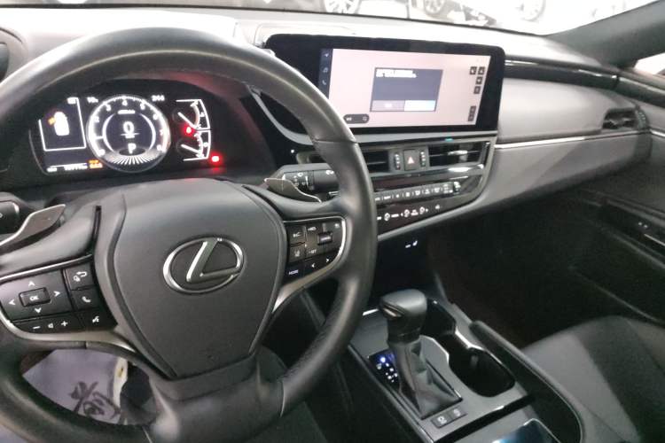 Used Lexus ES 2023 200 Excellence Edition
