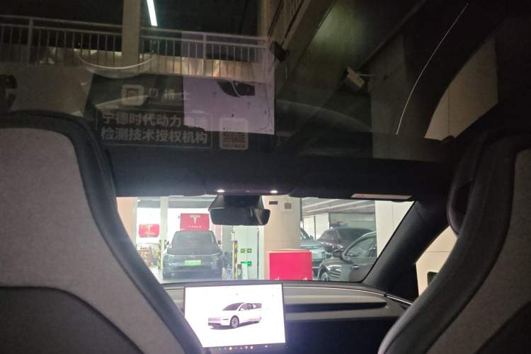 Used Tesla Model Y L 2025 Long-Range All-Wheel-Drive Version
