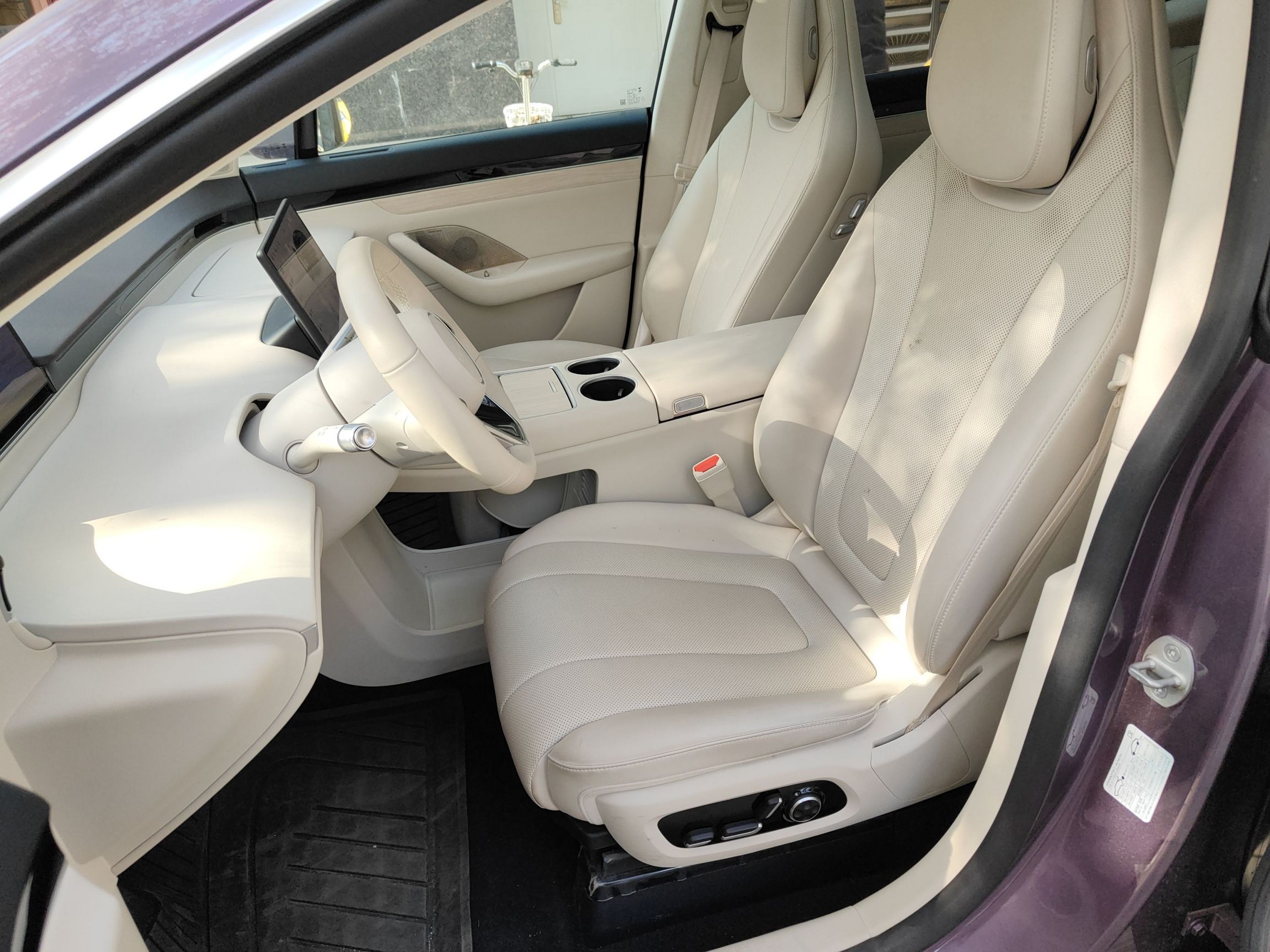 Переднее сиденье в автомобиле