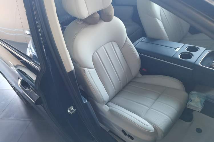 Used VOYAH Dream 2025 PHEV Four-Wheel Drive Excellence Kunpeng Edition
