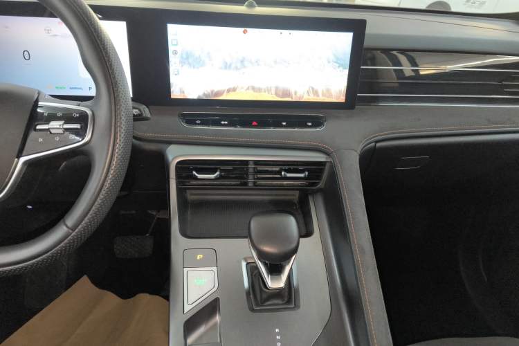 Used Roewe D5X DMH 2024 135 Tech Edition
