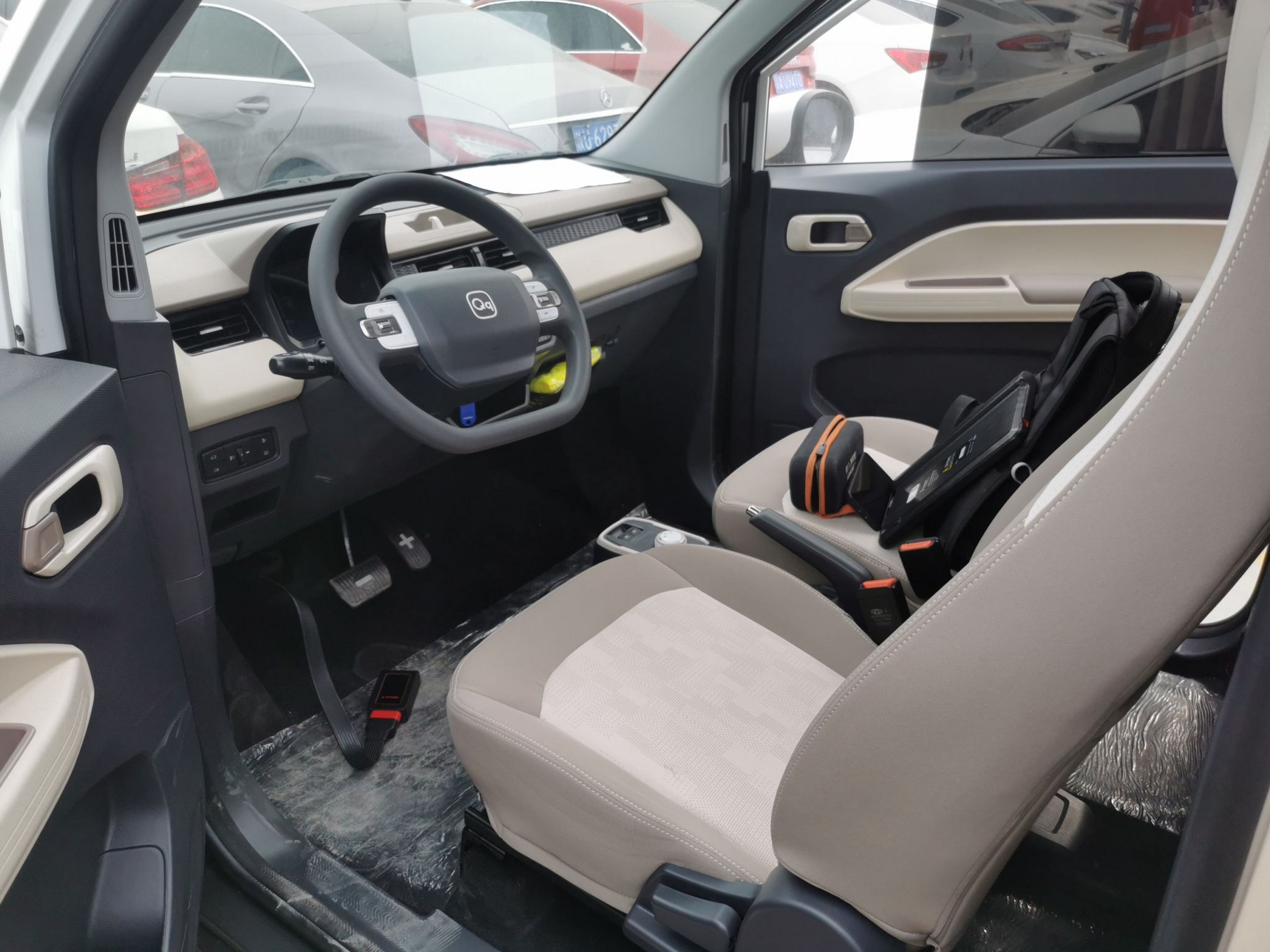 المقاعد الأمامية داخل السيارة