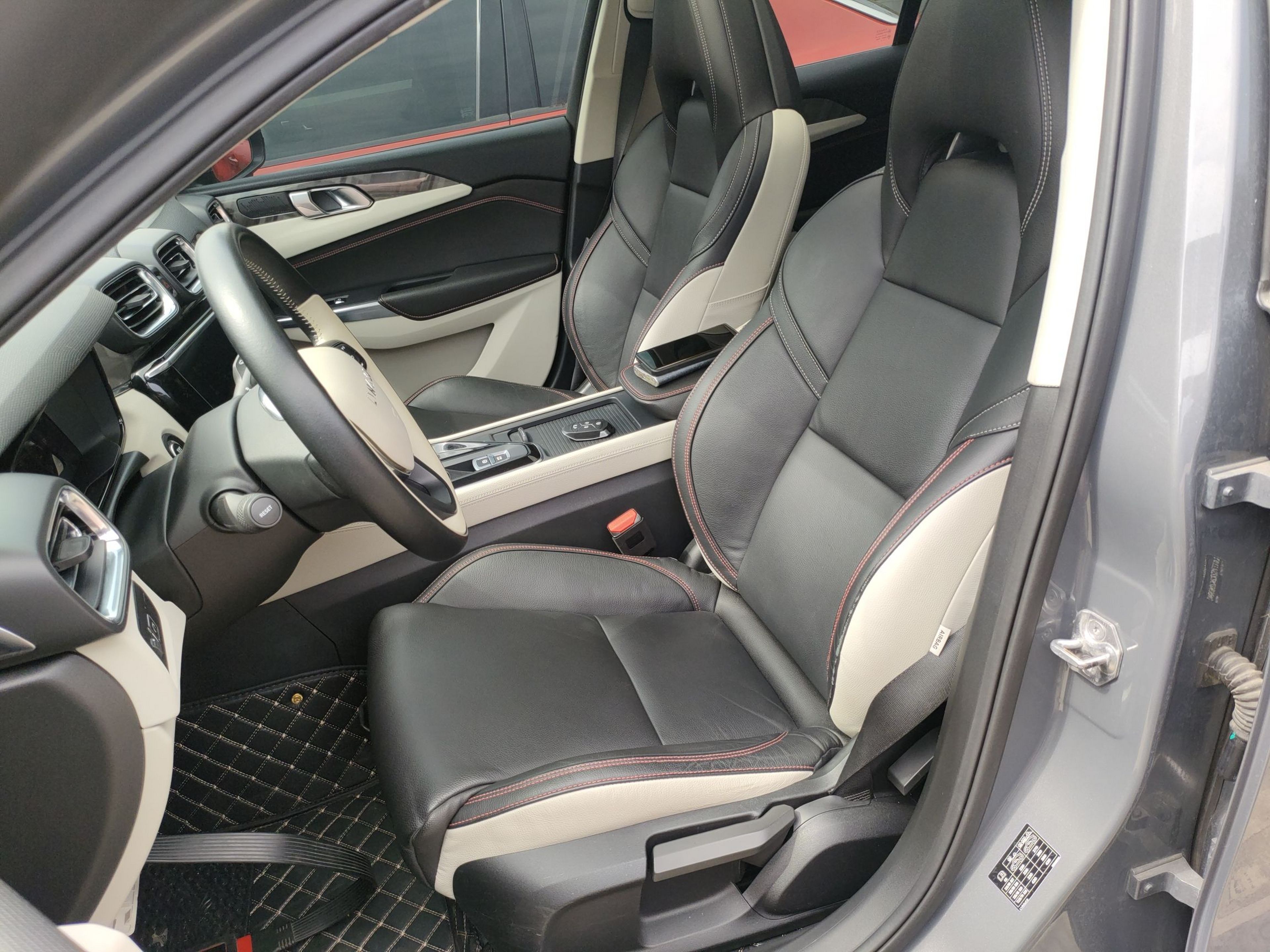 المقاعد الأمامية داخل السيارة