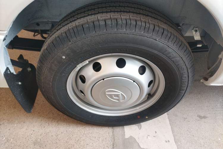 Used SAIC MAXUS Xintu V80 2024 Aotong Value Edition 6AMT Short Wheelbase Ultra-Low Roof 127 Ps 5/6 Seats