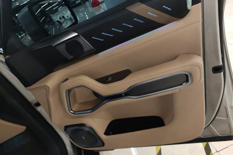 Used  Leopard 8 2025 Smart & Brave Flagship Edition 6 Seats
