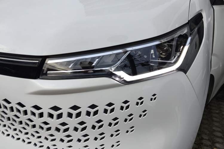 Used SAIC MAXUS Xintu V70 2023 2.0T Elite Edition Automatic Short Wheelbase Low Roof – 5/6 Seats