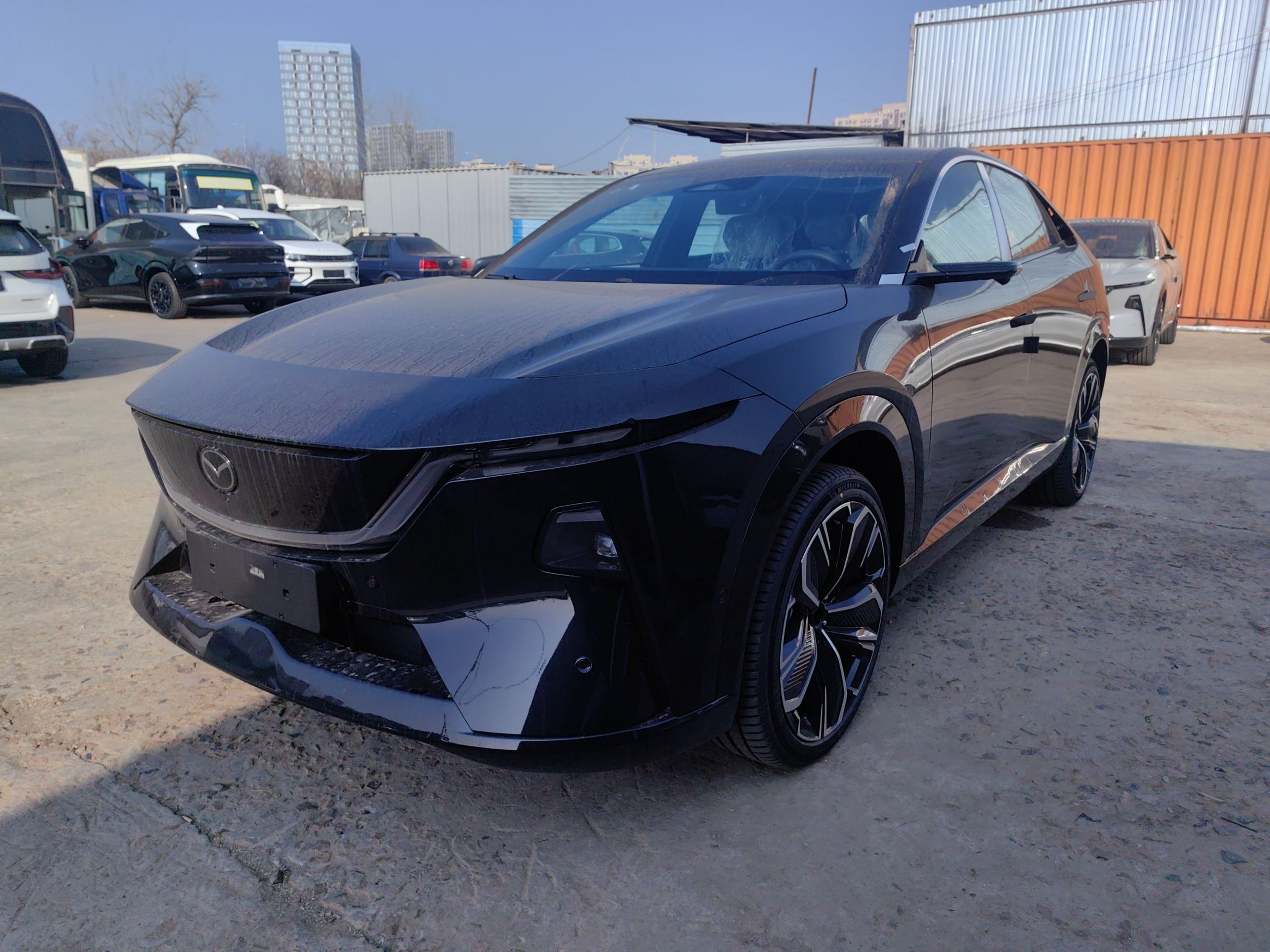 Под передней частью автомобиля