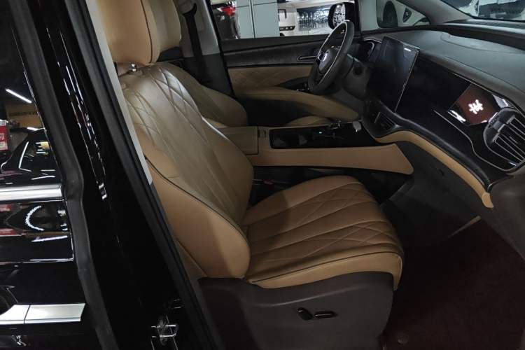 Used Denza D9 2022 DM-i 1040 Prestige Model
