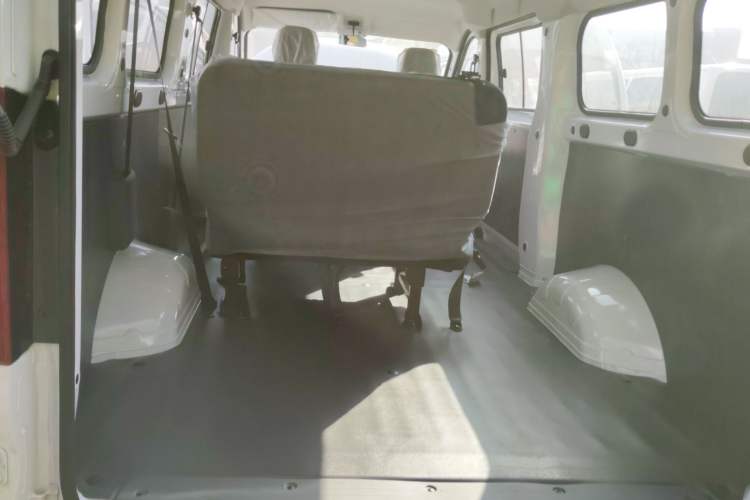 Used Wuling Yangguang 2024 300KM Comfort Version Passenger Van 75kW
