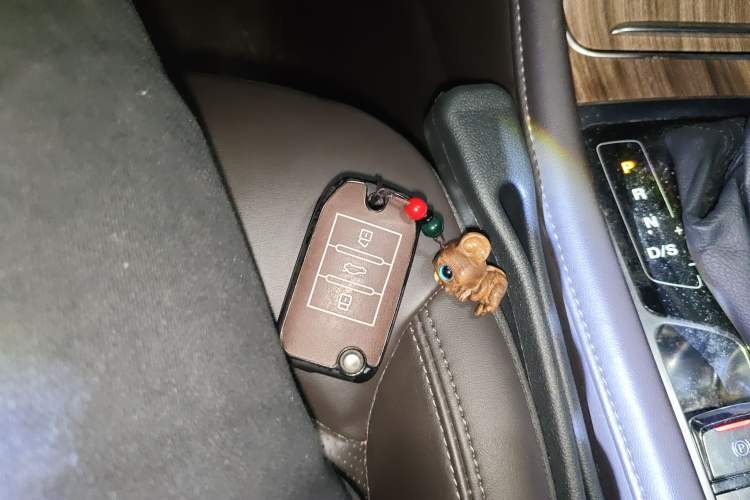 Used Roewe RX8 2018 30T Smart Connectivity Two-Wheel Drive Supreme Edition
