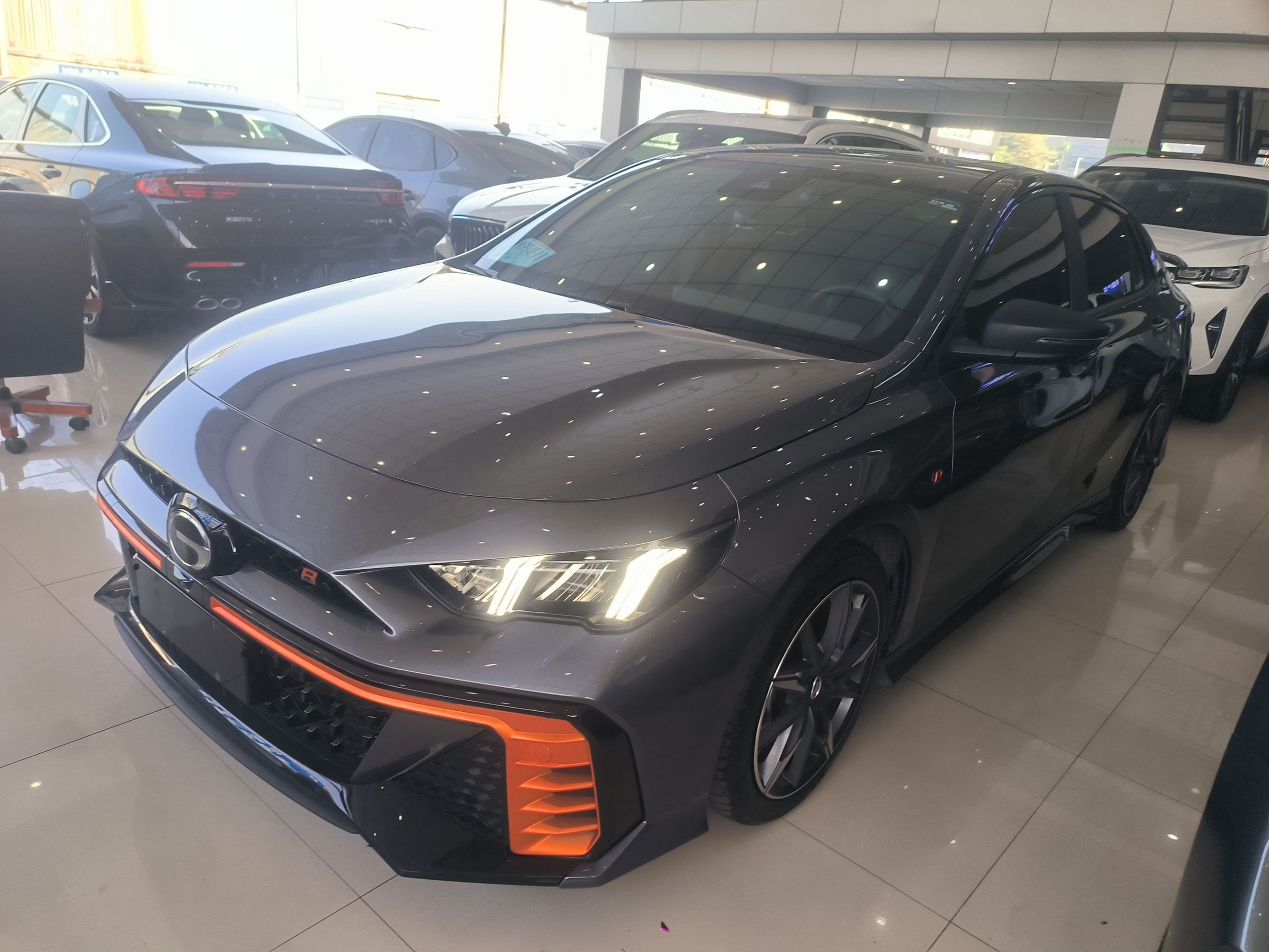 تحت مقدمة السيارة