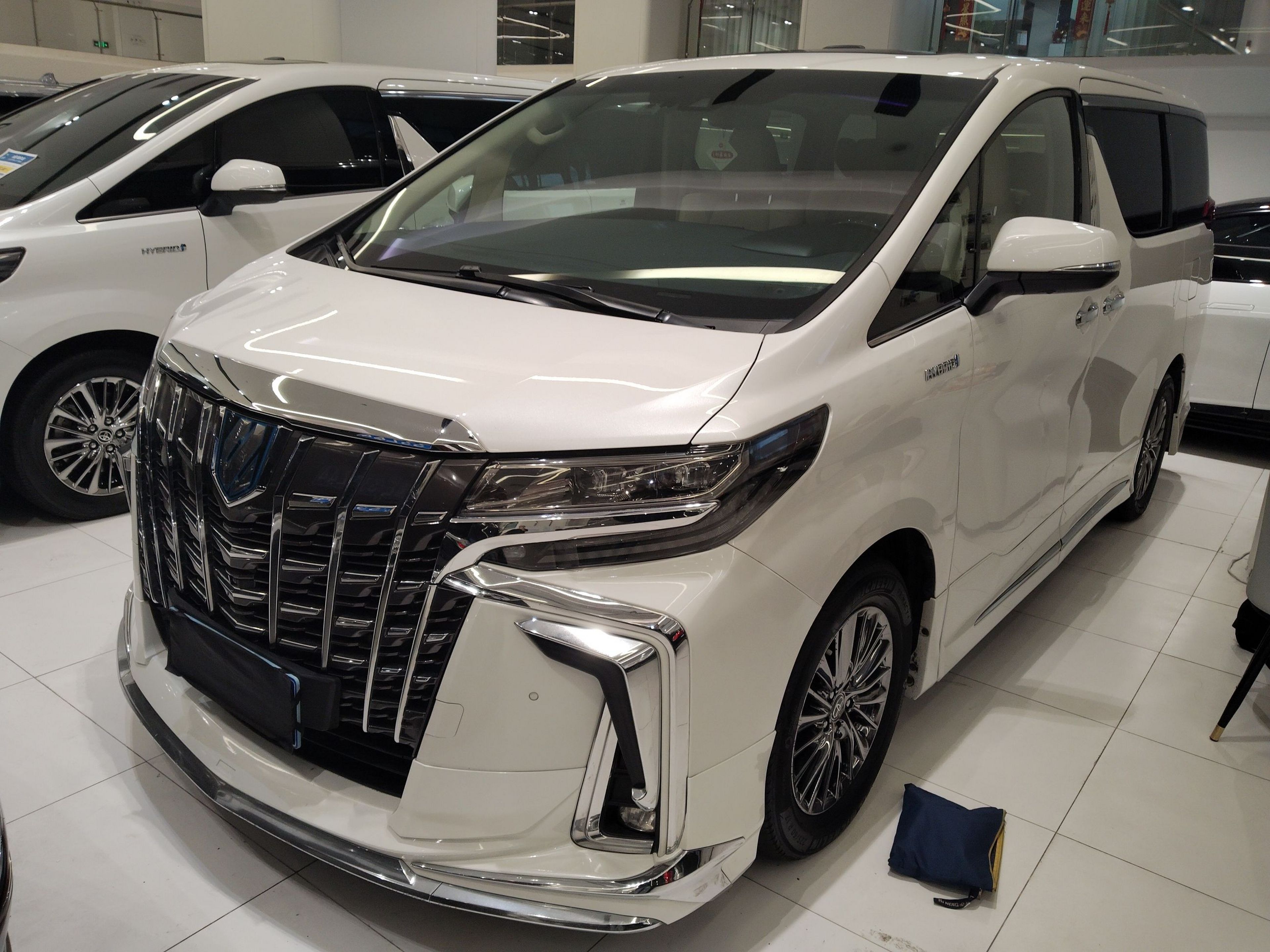 تحت مقدمة السيارة