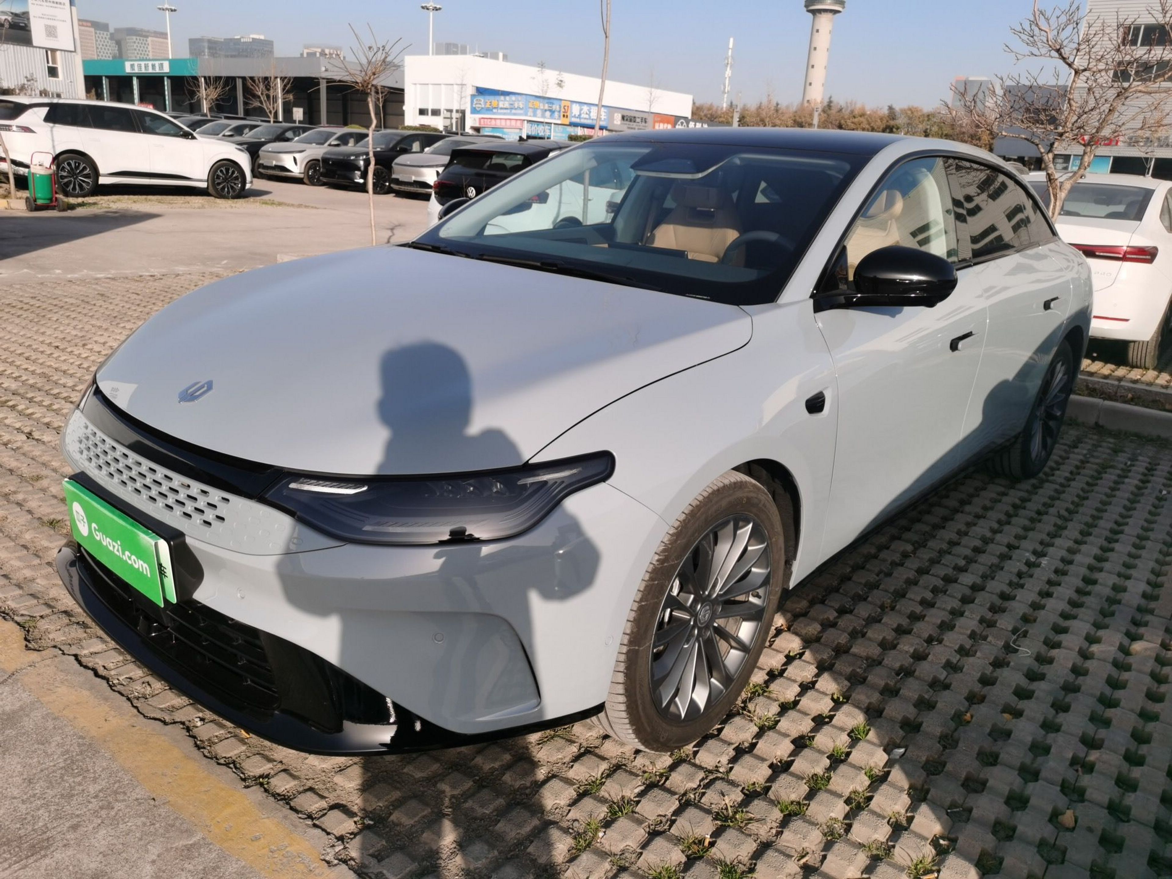 تحت مقدمة السيارة