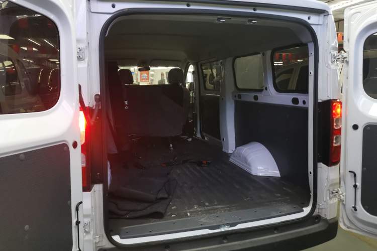 Used Wuling Yangguang 2024 300KM Comfort Version Passenger Van 75kW