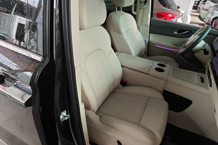 Used VOYAH Dream 2025 PHEV Four-Wheel Drive Prestige Kunpeng Edition