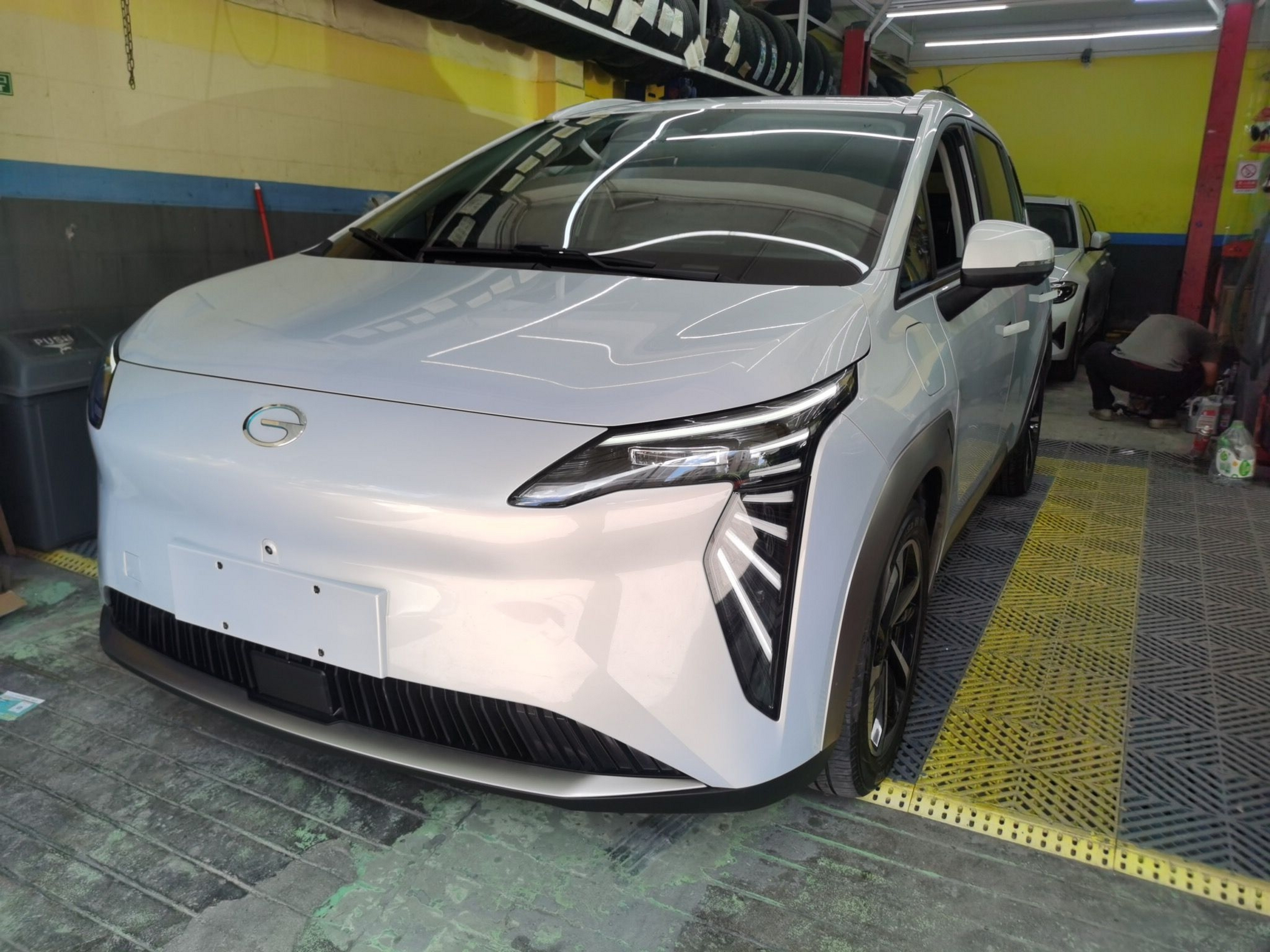 Под передней частью автомобиля