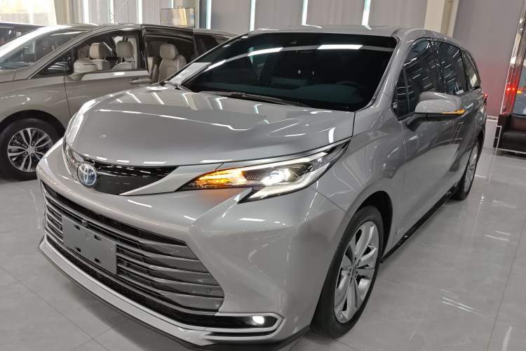 Used Toyota Sienna 2023 2.5L Hybrid Deluxe Edition