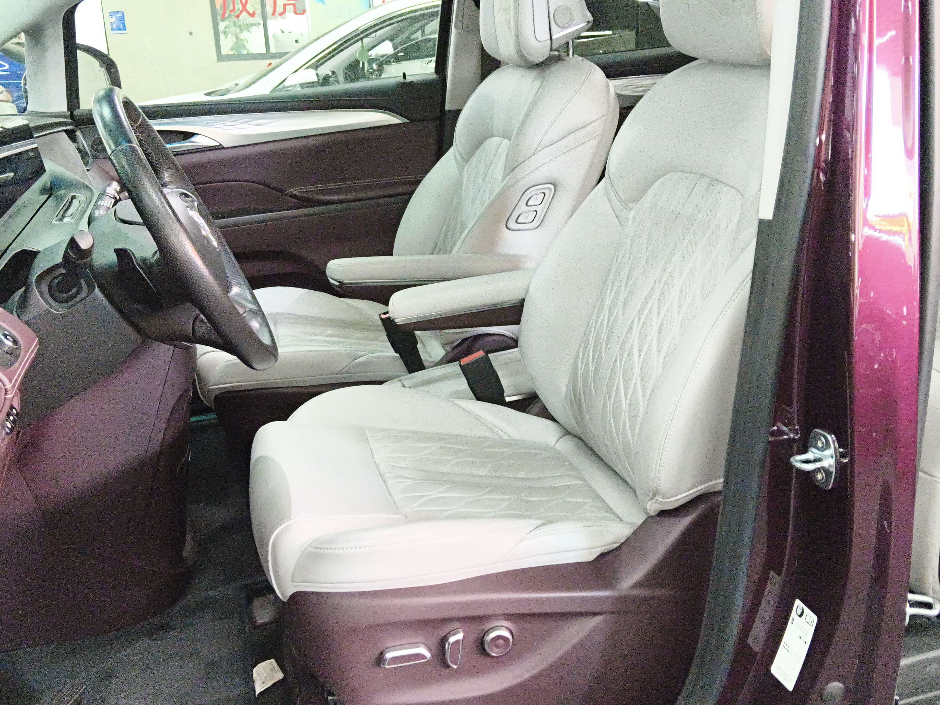 المقاعد الأمامية داخل السيارة