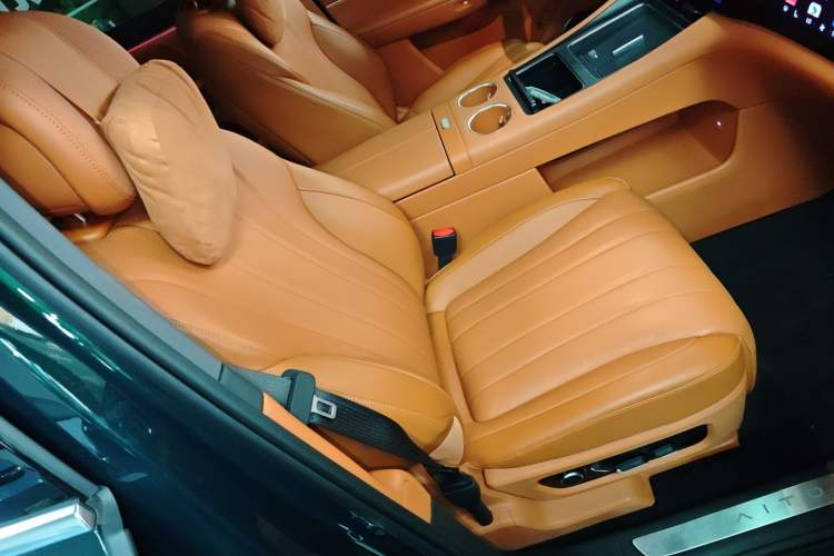 Used Hima AITO M8 2025 Extended-Range Ultra Version 53.4 kWh 6-Seater Edition