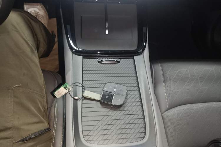 Used Lynk & Co 08 EM-P 2025 220 km All-Wheel-Drive Performance Halo
