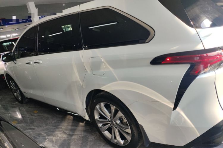 Used Toyota Sienna 2023 2.5L Hybrid Deluxe Edition