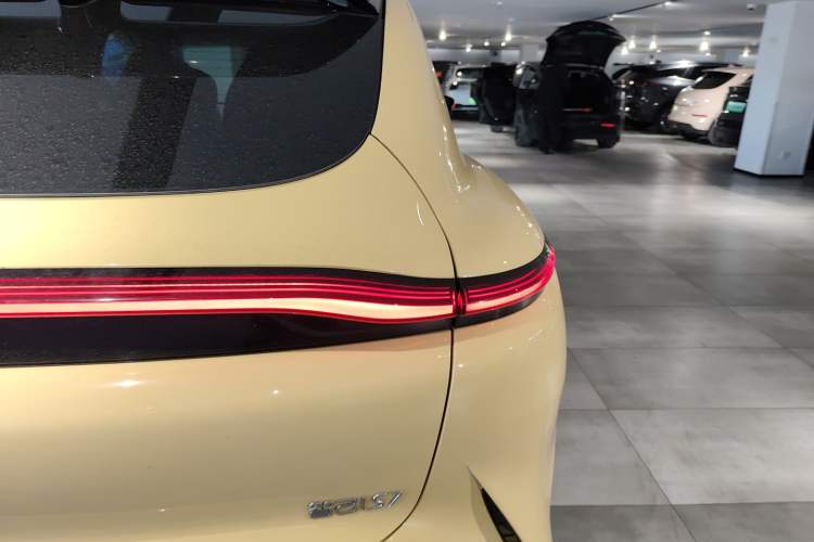 Used  LS7 2023 100kWh Lux Rear-Drive Version
