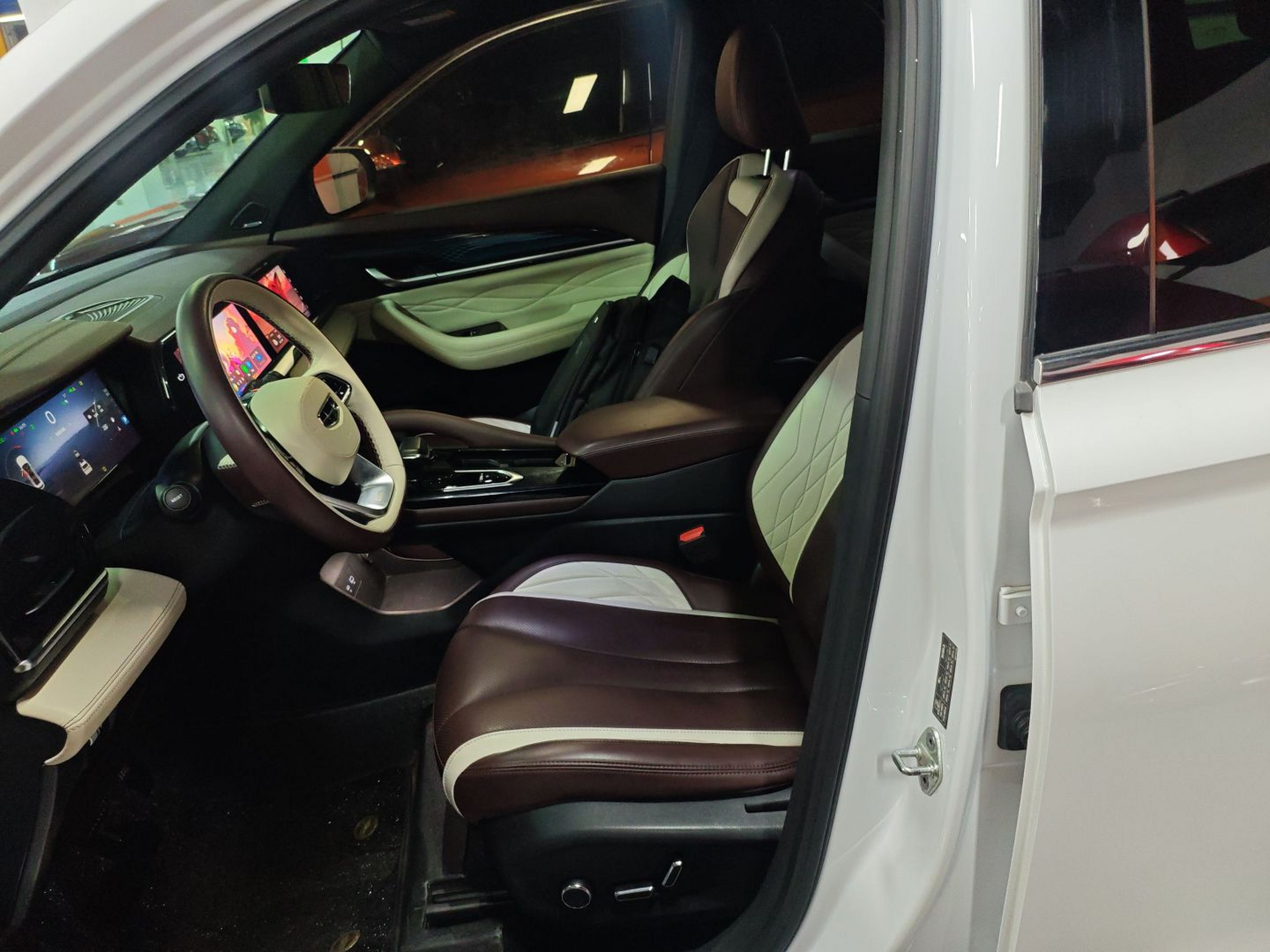 المقاعد الأمامية داخل السيارة