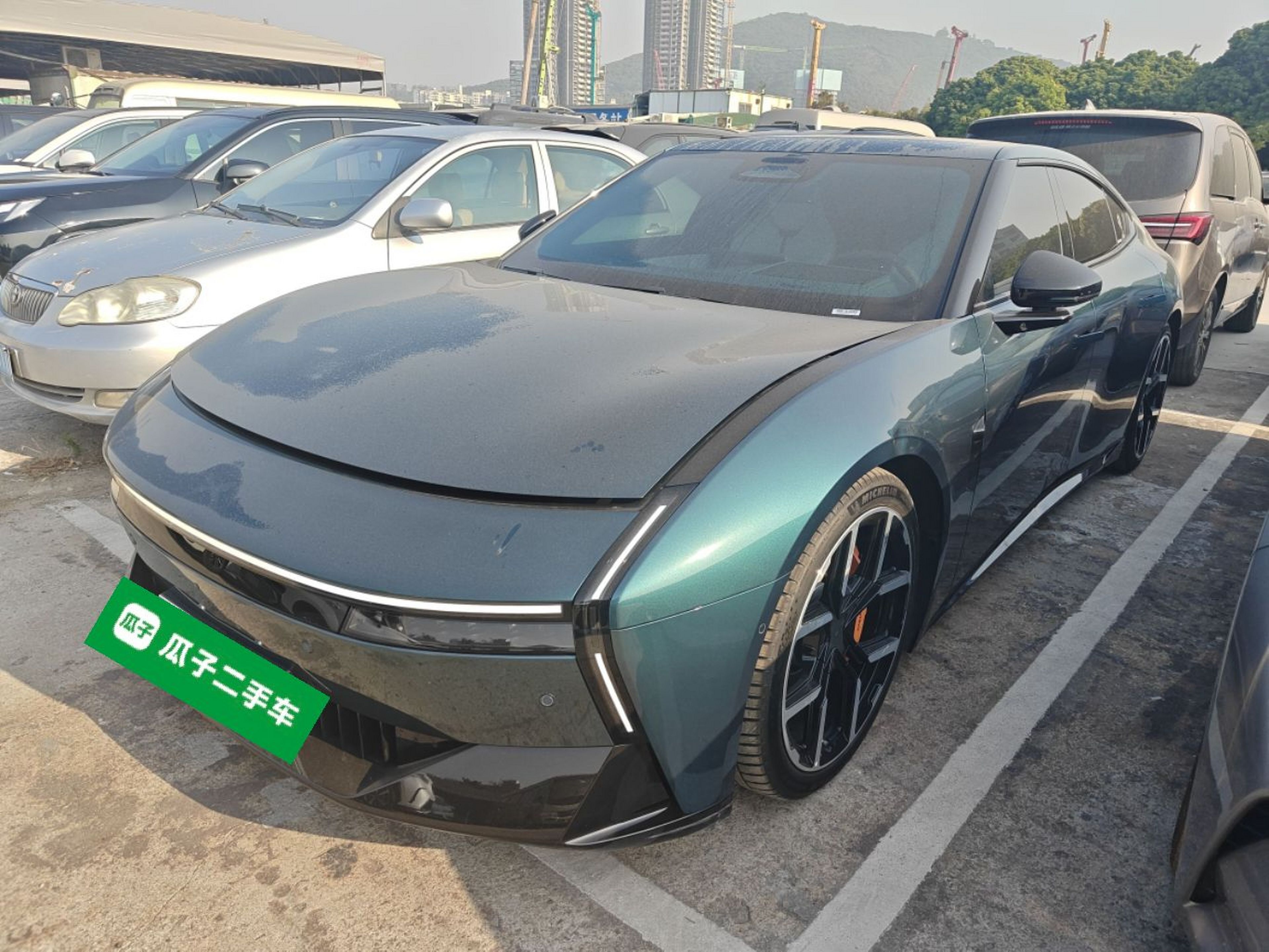 Под передней частью автомобиля