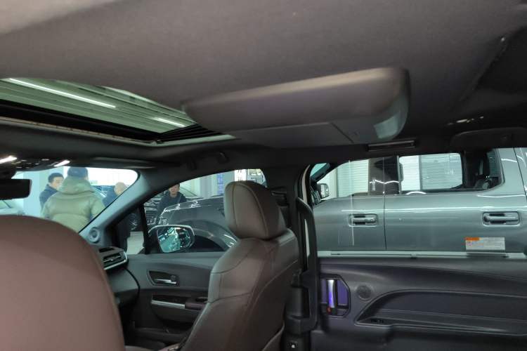 Used Toyota Sienna 2023 2.5L Hybrid Platinum Edition
