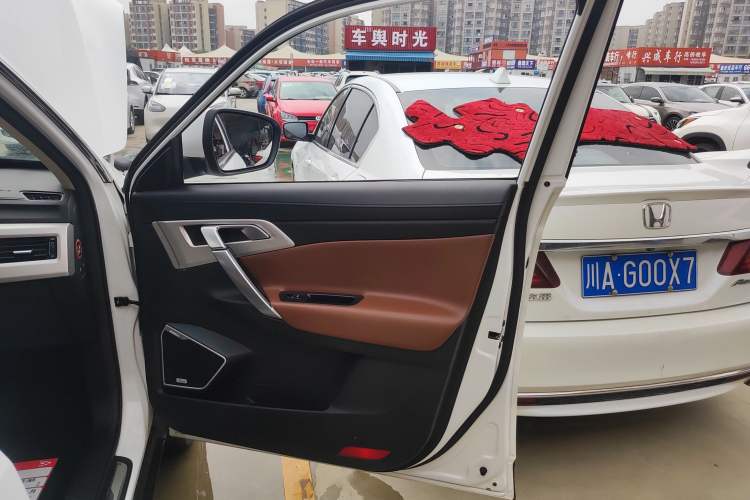 Used Geely Auto Emgrand X7 Sport 2018 1.8TD Automatic Two-Wheel Drive ZhiZun Model with 4G Connectivity
