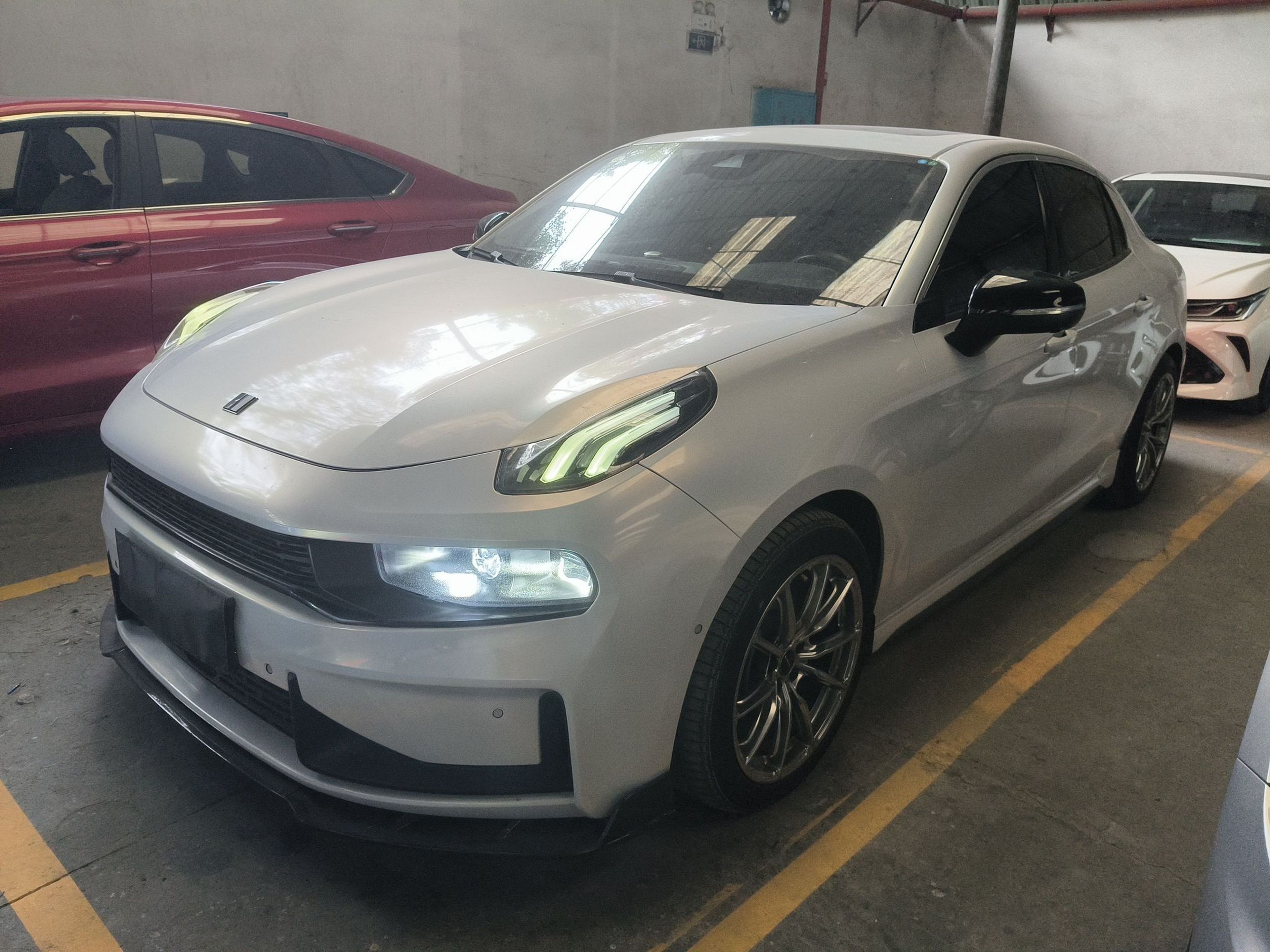 Под передней частью автомобиля