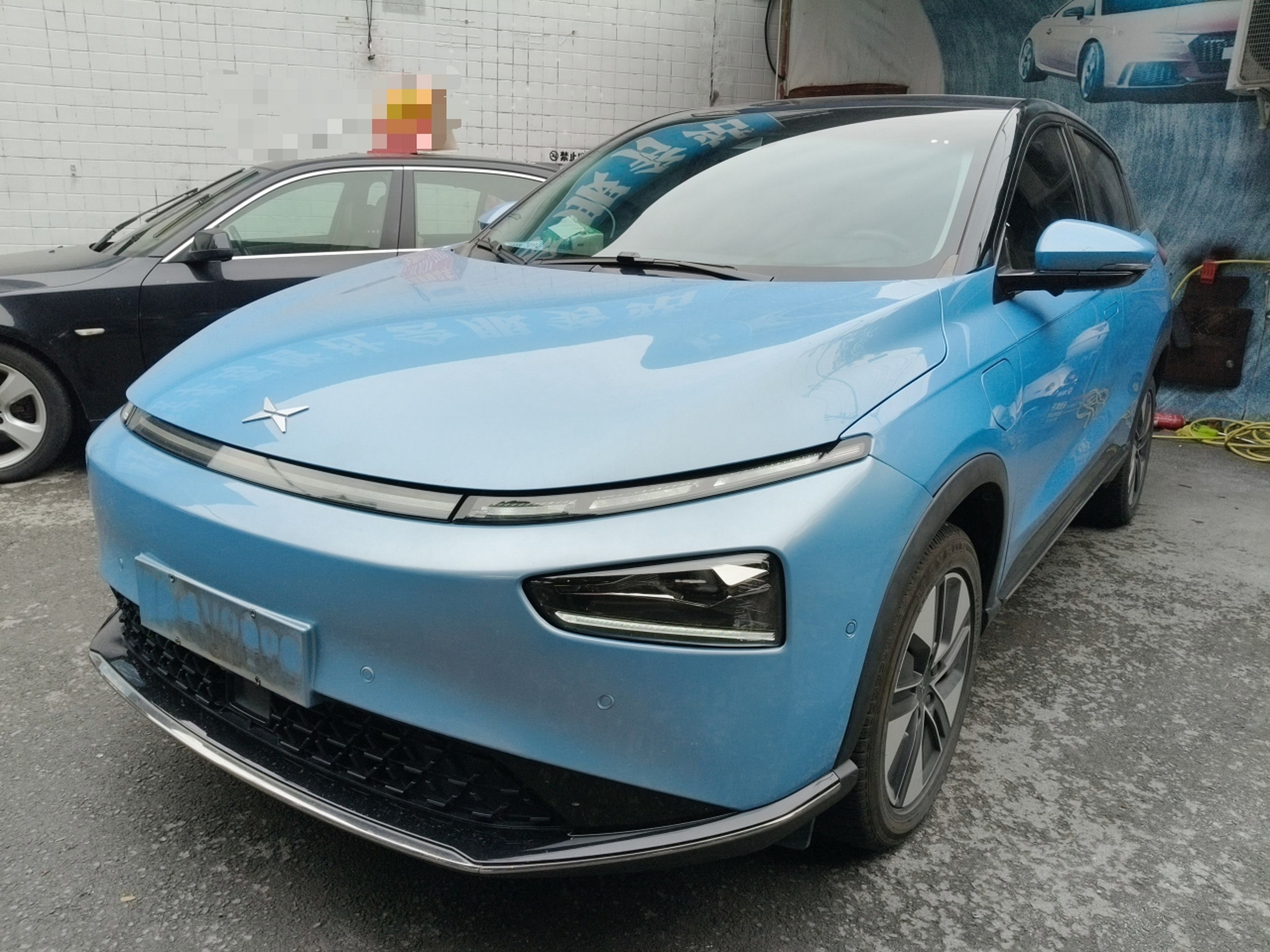 تحت مقدمة السيارة