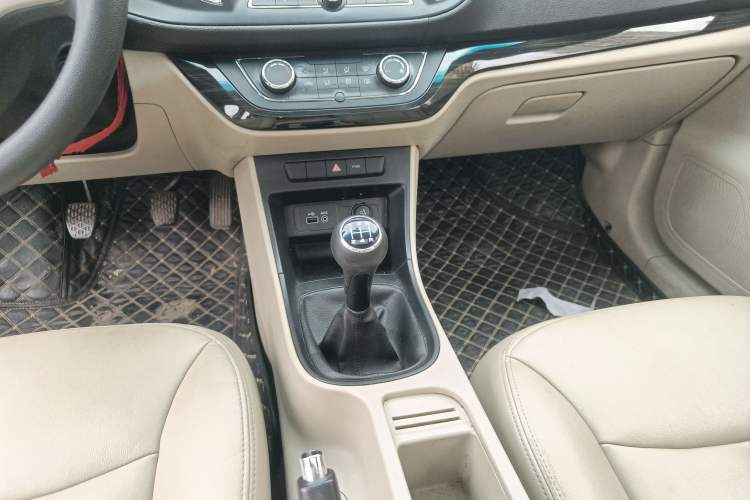 Used Roewe 360 2015 1.5L manual luxury edition
