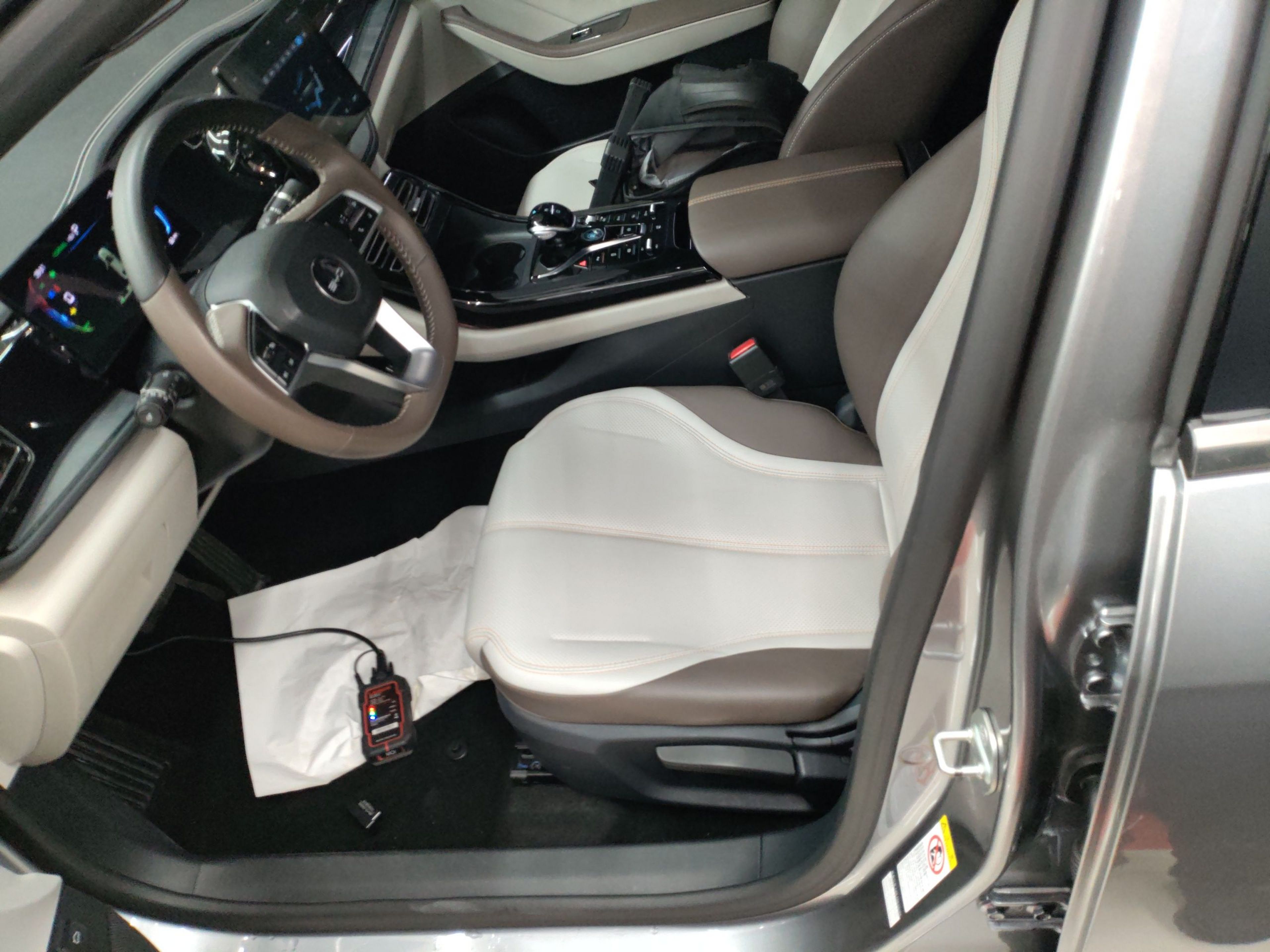 المقاعد الأمامية داخل السيارة