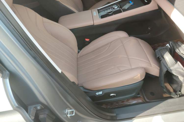 Used Chery Tiggo 8 L 2024 2.0T Two-Wheel Drive Prestige Version 5 Seats
