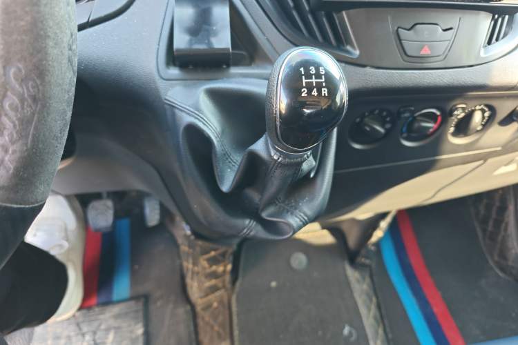 Used Ford Transit 2019 2.0T Diesel Business & Travel Mid-Drive Mid-Roof 7-Seater China VI Standard
