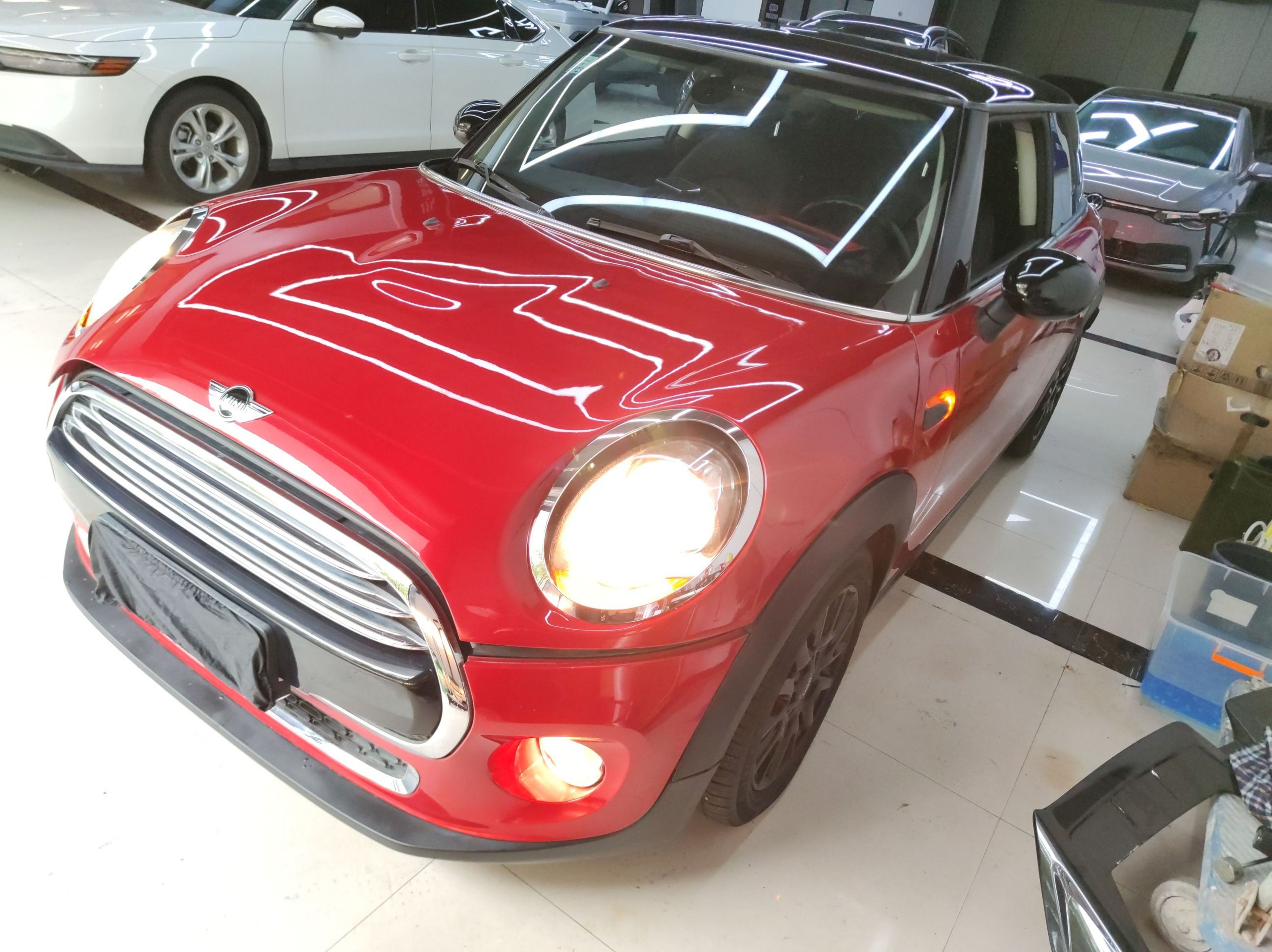 تحت مقدمة السيارة