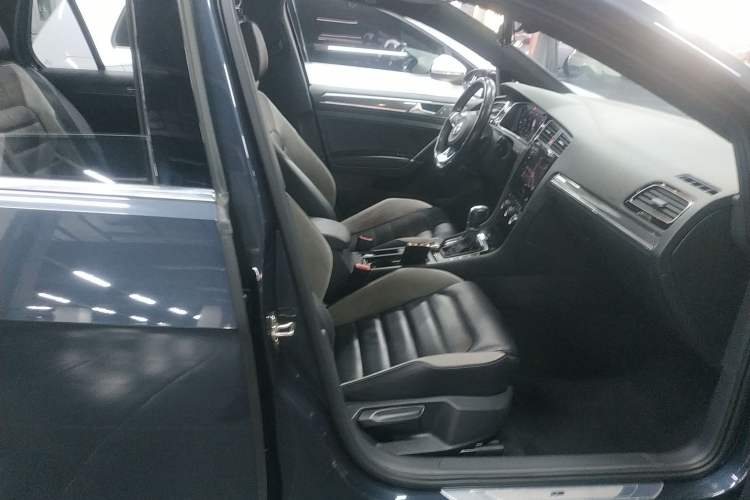 Used Volkswagen Golf 2020 Charming Edition 280TSI DSG R-Line
