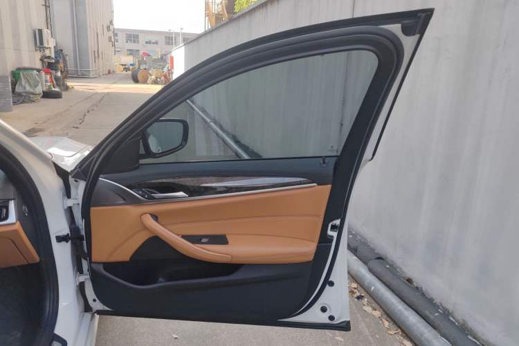 Used BMW 5 Series 2019 Facelifted 530Li Leading Edition M Sport Package
