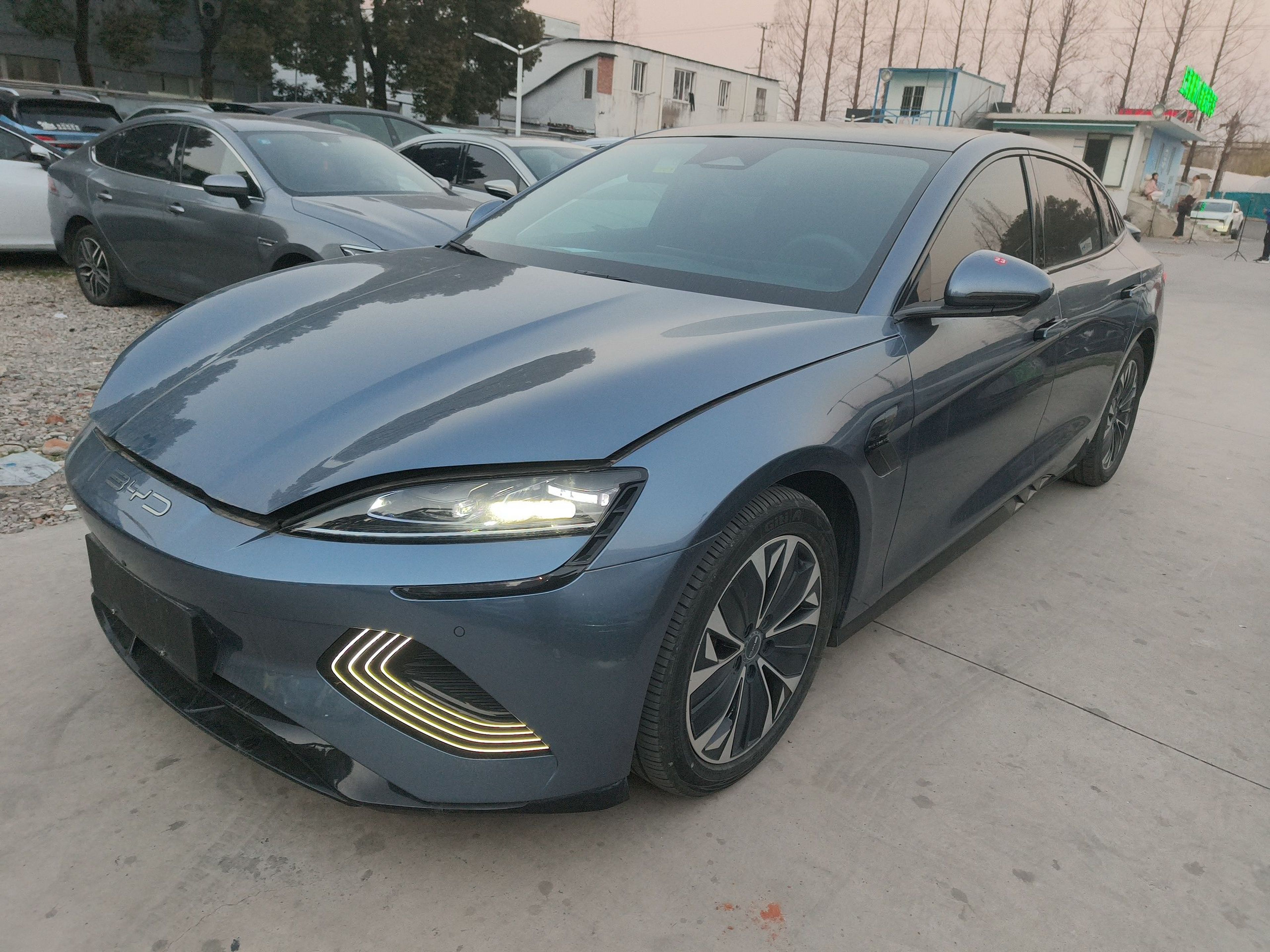 Под передней частью автомобиля