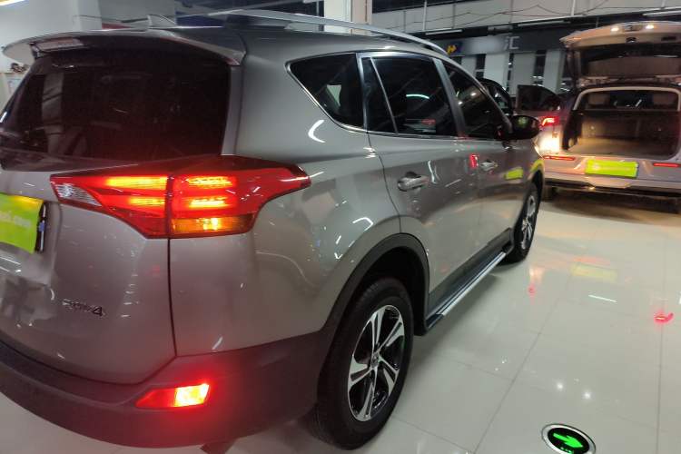 Used Toyota RAV4 2015 2.0L CVT Two-Wheel Drive Fashion Edition
