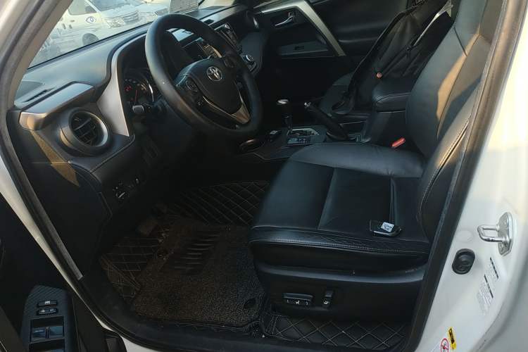 Used Toyota RAV4 2015 2.0L CVT Four-Wheel Drive New Edition
