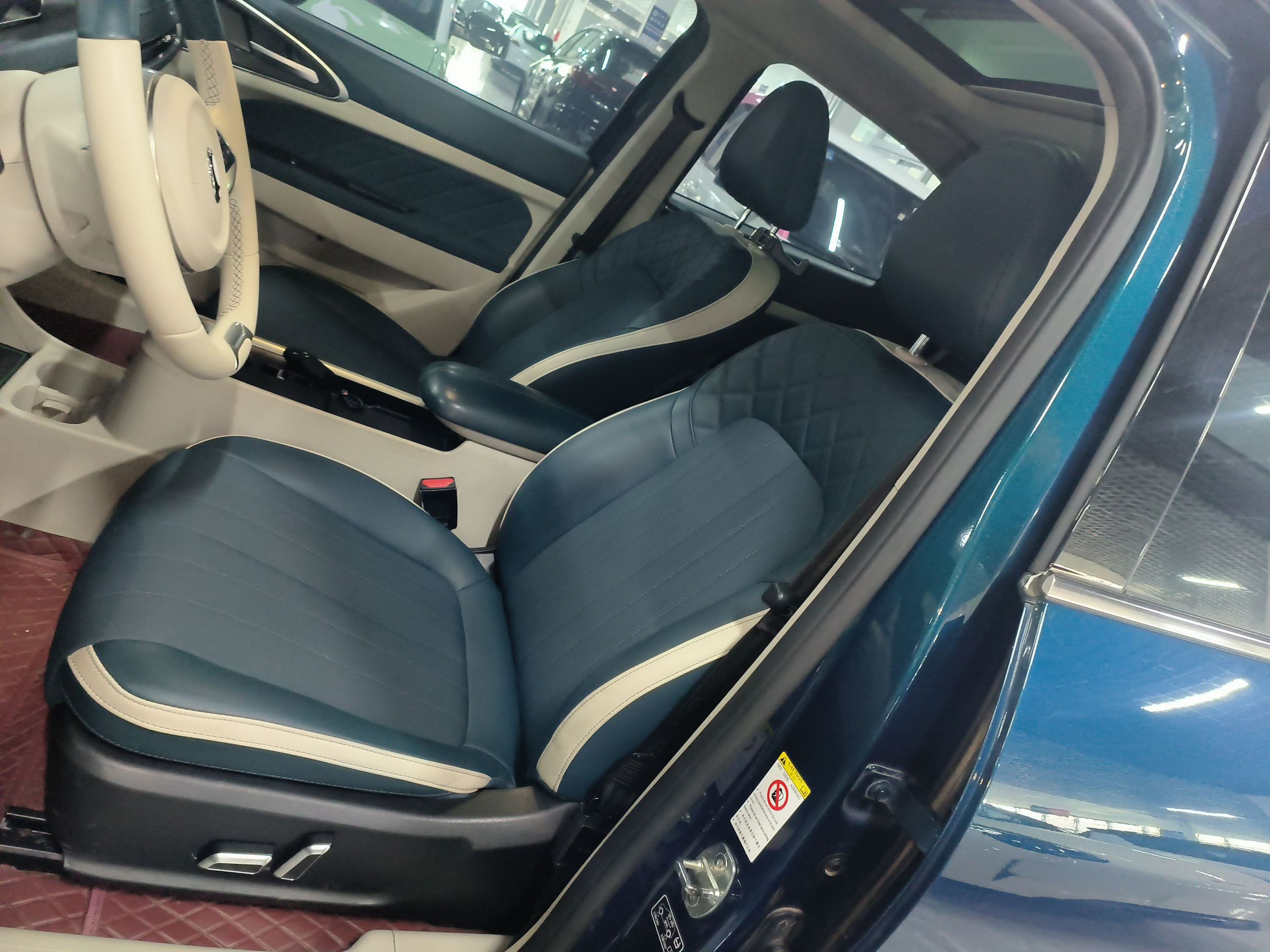 المقاعد الأمامية داخل السيارة