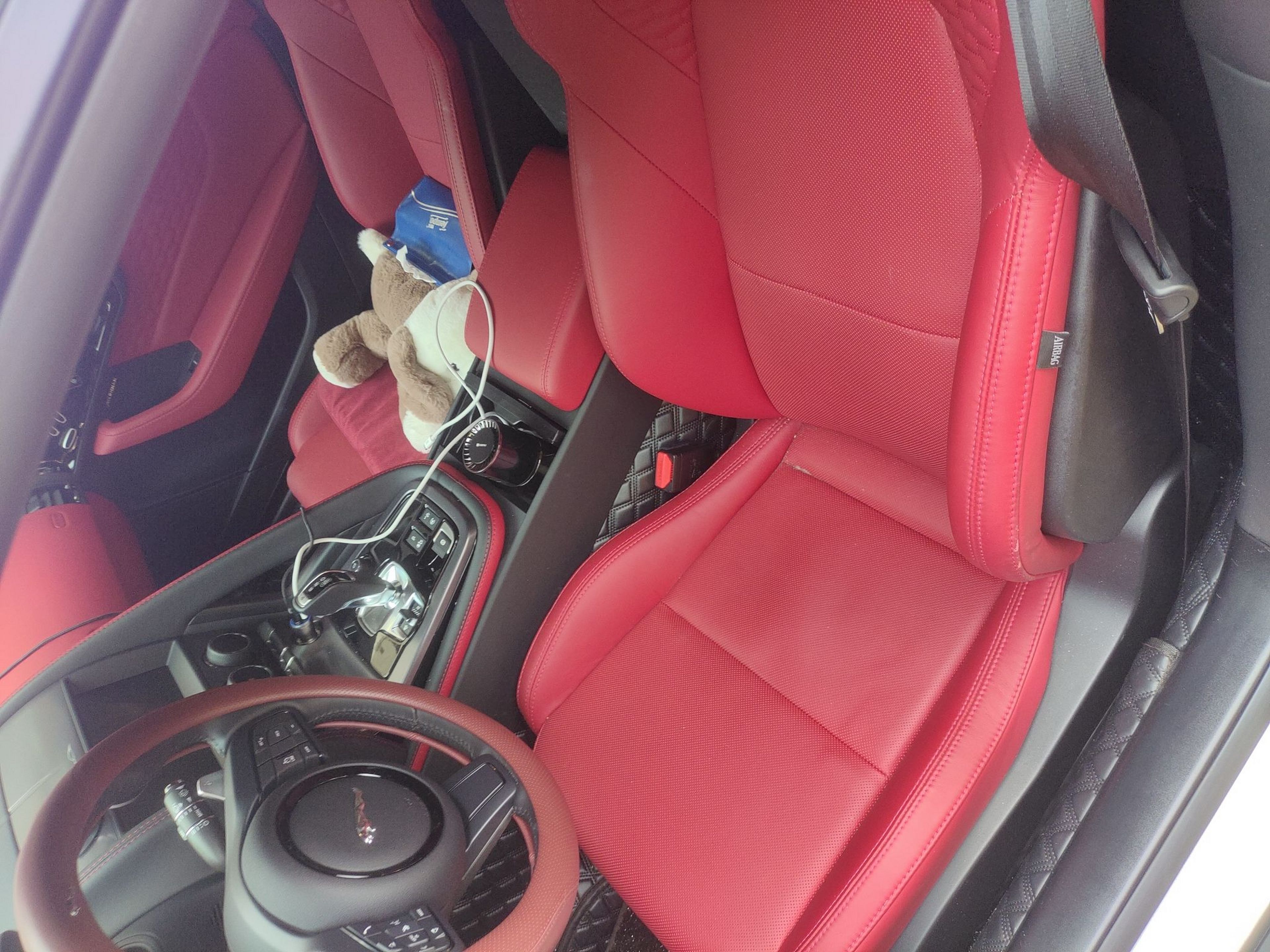 المقاعد الأمامية داخل السيارة