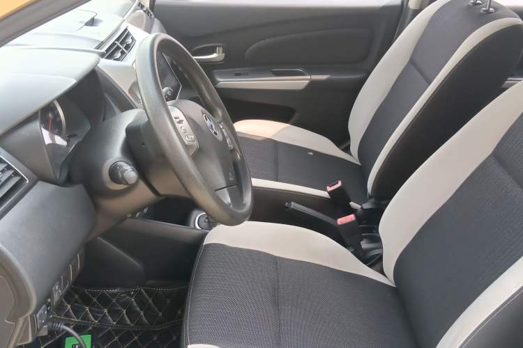 Used Venucia R50X 2015 1.6L Automatic Luxury Edition
