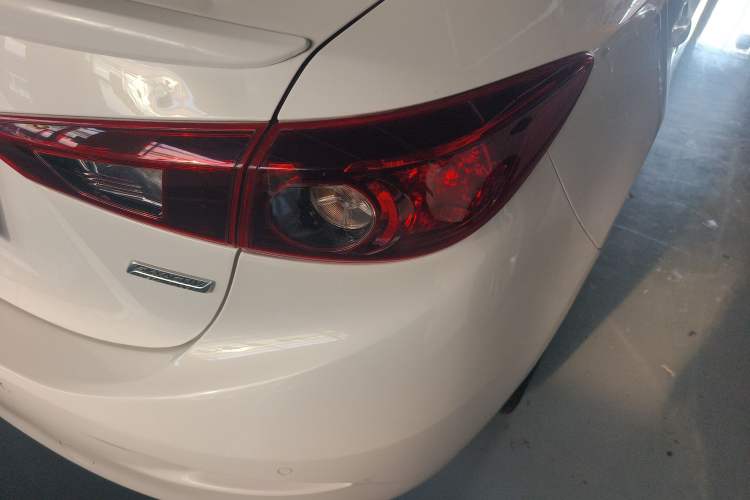 Used Mazda Mazda 3 Axela 2014 Sedan 2.0L Automatic Sport Model
